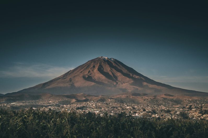 Volcanes, hoteles boutique y casas blancas: descubre Arequipa, la ciudad m&aacute;s bonita de Per&uacute;