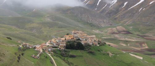 El pueblo m&aacute;s bonito de los Apeninos est&aacute; sobre una colina: vive todos los a&ntilde;os un espect&aacute;culo natural incomparable