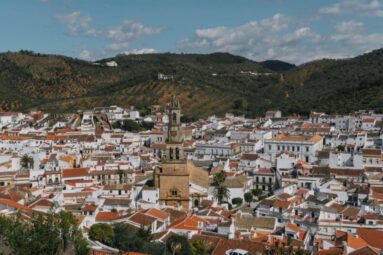 Este pueblo de Sevilla es la escapada de otoño perfecta: tiene un bosque que cambia de color y es ideal para hacer rutas de senderismo
