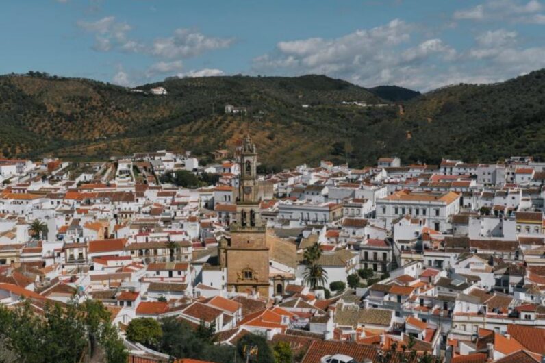 Este pueblo de Sevilla es la escapada de otoño perfecta: tiene un bosque que cambia de color y es ideal para hacer rutas de senderismo