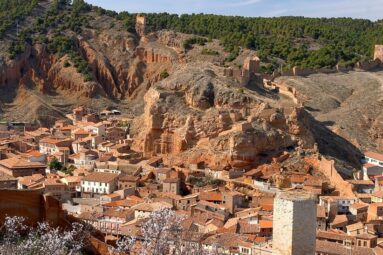 Este es el pueblo más bonito del norte de España: está muy cerca de una laguna que se llena de grullas en invierno