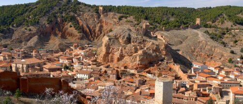 Este es el pueblo más bonito del norte de España: está muy cerca de una laguna que se llena de grullas en invierno