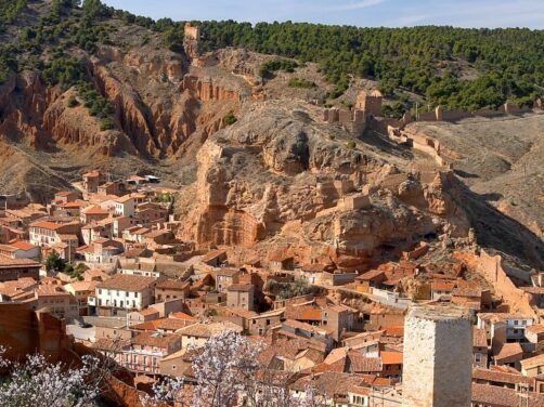 Este es el pueblo m&aacute;s bonito del norte de Espa&ntilde;a: est&aacute; muy cerca de una laguna que se llena de grullas en invierno