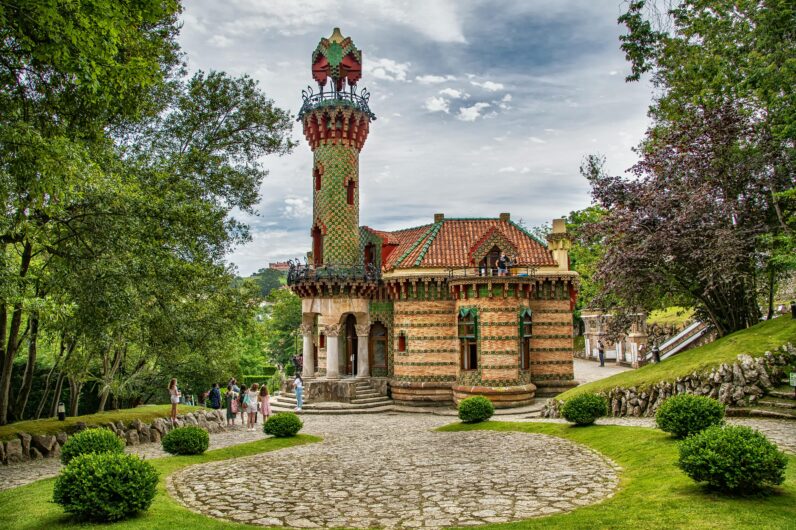 Esta ciudad de Cantabria es preciosa y enamor&oacute; a Gaud&iacute;: aqu&iacute; se esconde una de sus mejores obras