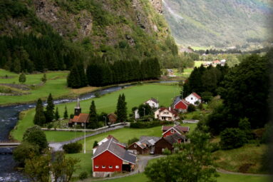El puerto de crucero más bonito es este pueblo en los fiordos noruegos: un paisaje de postal que se cubre de nieve en invierno
