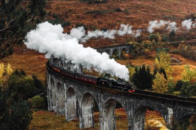 5 trenes panorámicos para disfrutar del otoño en todo su esplendor: el último está en España