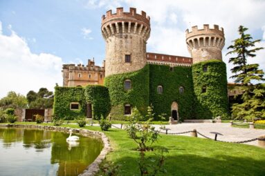 El castillo que parece francés pero está en Girona: comparte jardines con un casino y una iglesia gótica