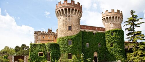 El castillo que parece franc&eacute;s pero est&aacute; en Girona: comparte jardines con un casino y una iglesia g&oacute;tica