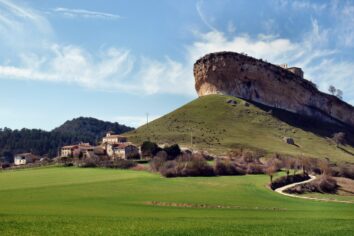 Esta es la iglesia más impresionante del norte de España: una ermita románica construida sobre una roca con forma de barco