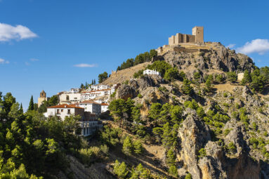 Este pueblo andaluz está en el parque natural más grande de España y tiene un castillo de vértigo