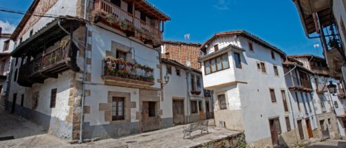 Puertas de madera a media altura y agua bajando por las calles: as&iacute; es Candelario, el pueblo m&aacute;s curioso de Salamanca