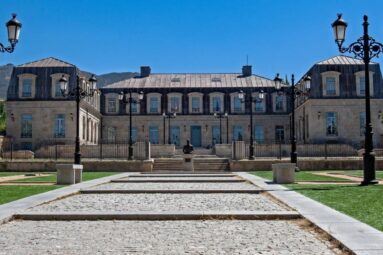 El pueblo de Ávila donde los duques de Alba pasaban los veranos: está a menos de dos horas de Madrid y su palacio es espectacular