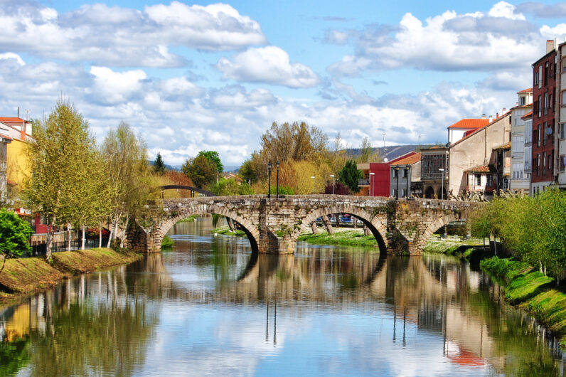 Dicen que esta es la ciudad donde se encuentra el Escorial gallego: est&aacute; en la Ribeira Sacra, llena de monumentos