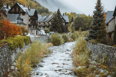 Este es el mejor pueblo del norte para visitar en invierno: está en los Pirineos y parece sacado de un cuento