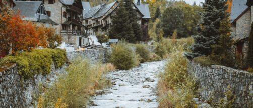 Este es el mejor pueblo del norte para visitar en invierno: est&aacute; en los Pirineos y parece sacado de un cuento