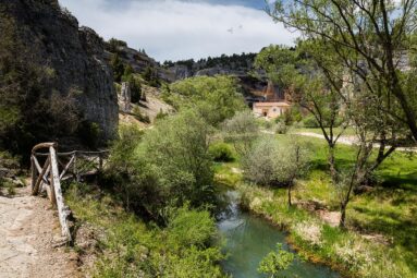 Esta es la ruta de senderismo más espectacular de Soria: conduce a una ermita románica en un parque natural precioso