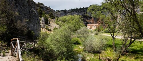 Esta es la ruta de senderismo m&aacute;s espectacular de Soria: conduce a una ermita rom&aacute;nica