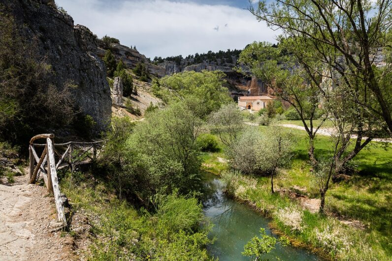 Esta es la ruta de senderismo m&aacute;s espectacular de Soria: conduce a una ermita rom&aacute;nica en un parque natural precioso