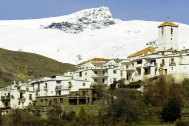Esta ruta de senderismo pasa por los tres pueblos más bonitos de la Alpujarra granadina: un edén a los pies de Sierra Nevada