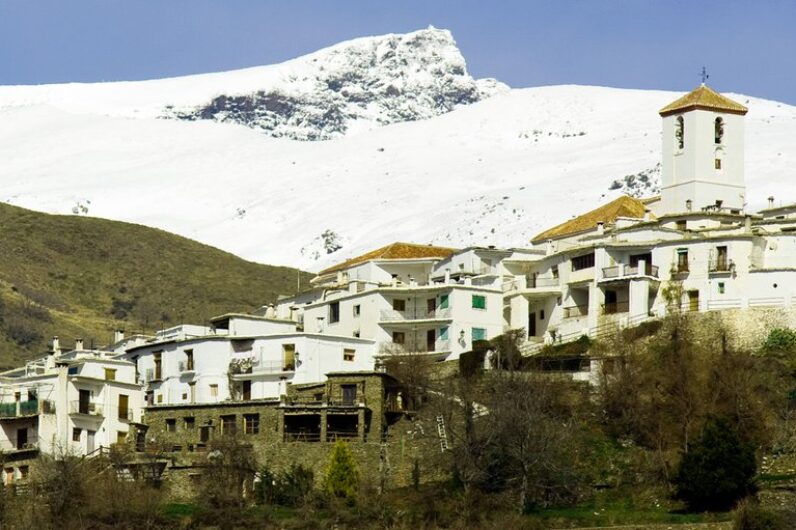 Esta ruta de senderismo pasa por los tres pueblos m&aacute;s bonitos de la Alpujarra granadina: un ed&eacute;n a los pies de Sierra Nevada 