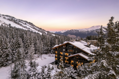 El secreto mejor guardado de los amantes del esquí es este hotel francés rodeado de cimas nevadas