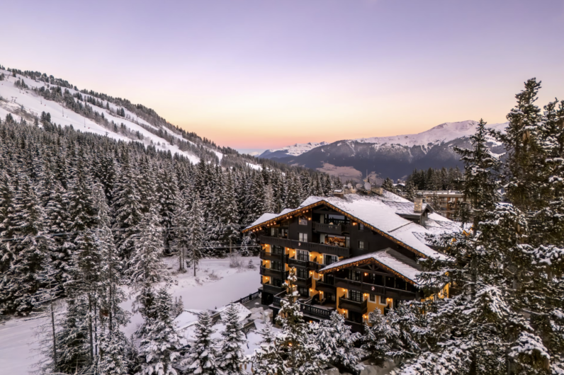 El secreto mejor guardado de los amantes del esqu&iacute; es este hotel franc&eacute;s rodeado de cimas nevadas