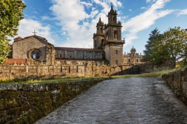 Ni El Escorial ni Santo Domingo de Silos, este monasterio impresionante está en un pueblo gallego