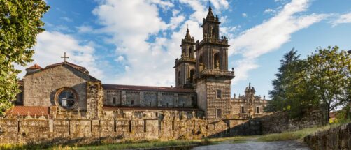 Ni El Escorial ni Santo Domingo de Silos, este monasterio impresionante est&aacute; en un pueblo gallego y tiene nueve siglos de historia