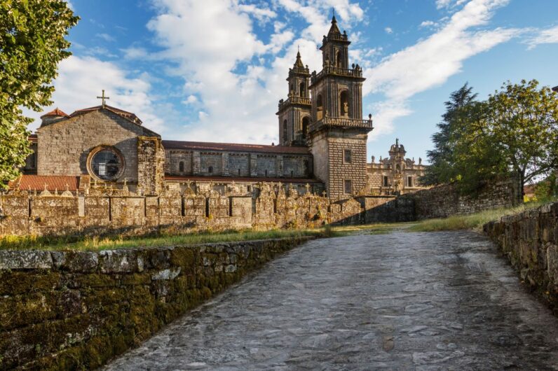Ni El Escorial ni Santo Domingo de Silos, este monasterio impresionante está en un pueblo gallego y tiene nueve siglos de historia