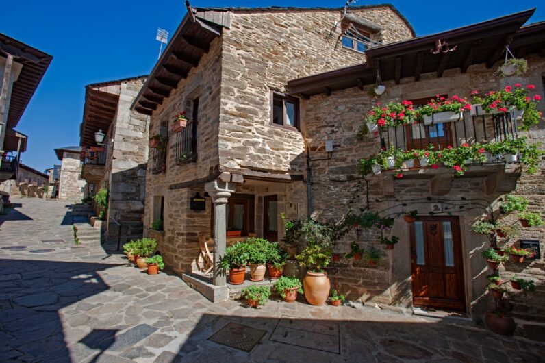 El lago m&aacute;s grande de Espa&ntilde;a est&aacute; en esta villa medieval zamorana: es perfecta para una escapada de fin de semana