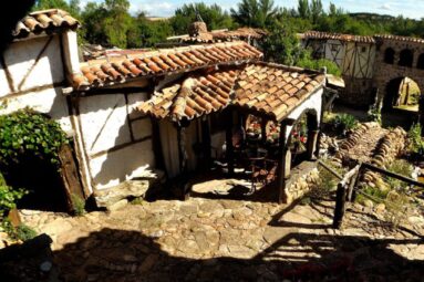Es el pueblo más bonito de Castilla y León y está completamente vacío: está en Burgos y es un museo al aire libre