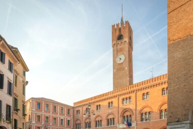 Esta es la ciudad italiana ciudad donde nació el tiramisú: un destino encantador con muy buena gastronomía