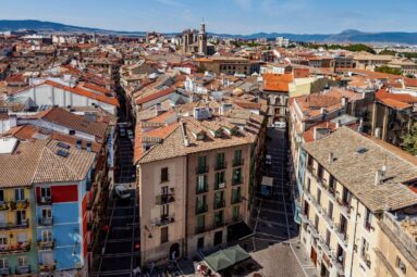 Esta ciudad espa&ntilde;ola tiene la calle con m&aacute;s bares del mundo: tenemos la ruta perfecta para comer all&iacute;