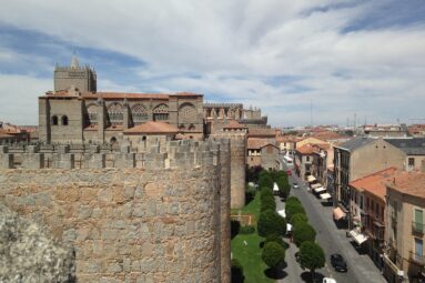 Esta es la primera catedral gótica que se construyó en España: está en Castilla y León y es preciosa