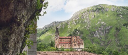 Dicen que este es el pueblo m&aacute;s bonito de Asturias: tiene una cueva santa y lagos m&aacute;gicos