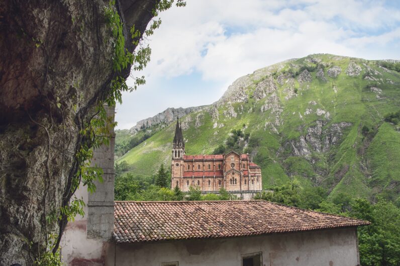 Dicen que este es el pueblo m&aacute;s bonito de Asturias: tiene una cueva santa y lagos m&aacute;gicos