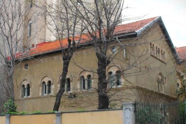 Una iglesia alemana escondida en el barrio de Salamanca: esta joya arquitectónica es el secreto mejor guardado de Madrid