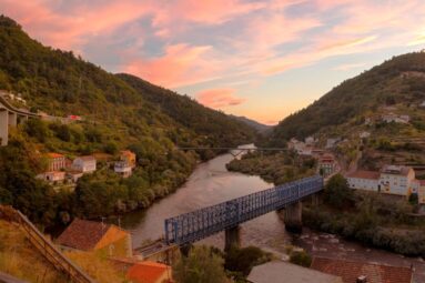Este tren recorre el norte de España en un trayecto increíble: une dos ciudades preciosas