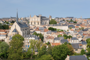 Est&aacute; en Francia y es famosa por tener 100 campanarios: te traemos la ciudad perfecta para una escapada cultural