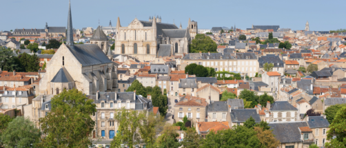 Est&aacute; en Francia y es famosa por tener 100 campanarios: te traemos la ciudad perfecta para una escapada cultural