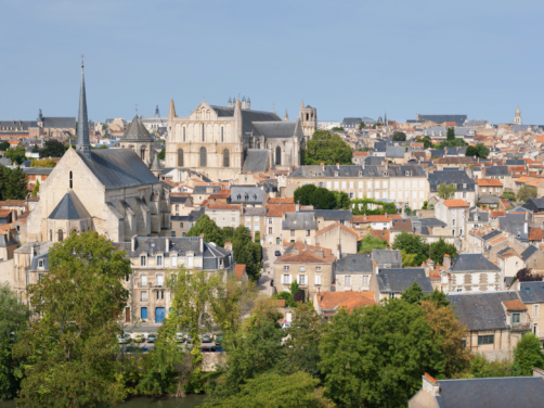 Est&aacute; en Francia y es famosa por tener 100 campanarios: te traemos la ciudad perfecta para una escapada cultural