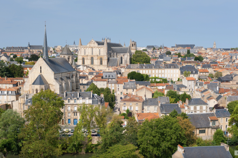 Est&aacute; en Francia y es famosa por tener 100 campanarios: te traemos la ciudad perfecta para una escapada cultural
