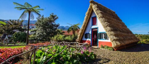 Muy cerca de Espa&ntilde;a y llena de casas de cuento: esta ciudad es preciosa y la rodea un paisaje m&aacute;gico