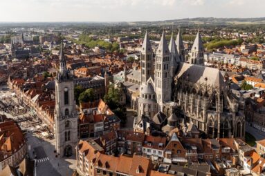 Tiene la catedral más impresionante de Europa: la llaman la ciudad de los cinco campanarios y está en Bélgica