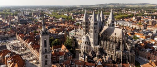 Tiene la catedral m&aacute;s impresionante de Europa: la llaman la ciudad de los cinco campanarios