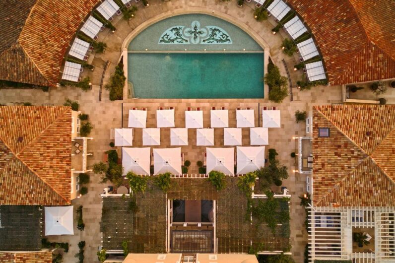 Vuelve The White Lotus: este es el hotel franc&eacute;s donde se grabar&aacute; la nueva temporada, muy cerca de Espa&ntilde;a