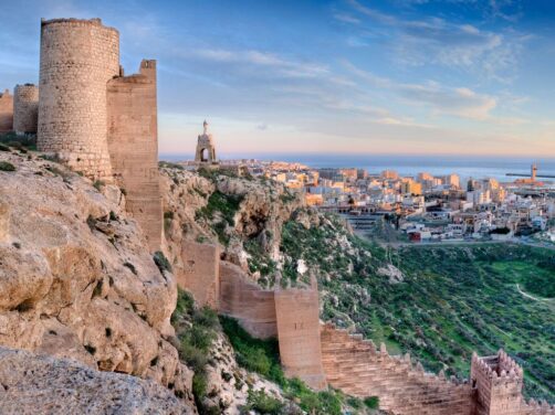 Esta es la ciudad espa&ntilde;ola donde se invent&oacute; la tapa: tiene bares centenarios y se come fenomenal