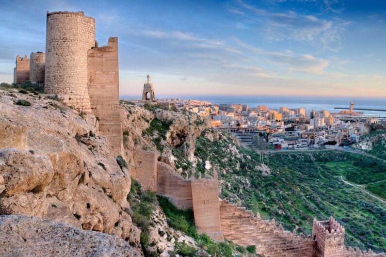 Esta es la ciudad espa&ntilde;ola donde se invent&oacute; la tapa: tiene bares centenarios y se come fenomenal