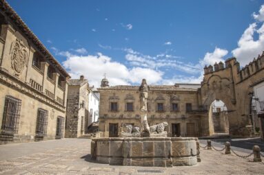 Este es el pueblo más renacentista de España: está en Andalucía, lleno de palacios preciosos