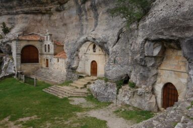Dicen que es la ermita más bonita del mundo: está en el norte, construida en la roca y escondida entre cuevas